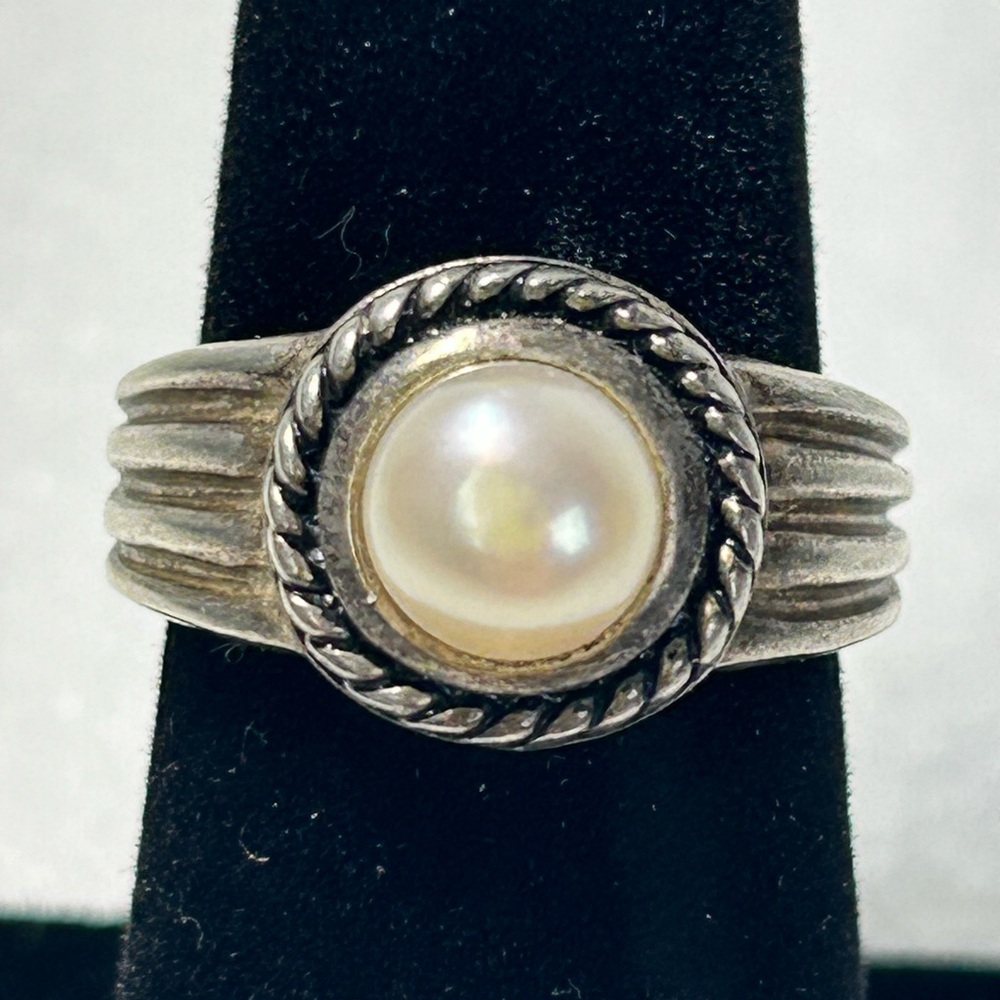 VTG STERLING SILVER (925) FAUX PEARL ROPED BORDER RING W/ RIBBED BAND (SIZE 6)